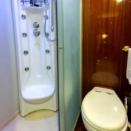 Den Den Hotel na wodzie Stambuł